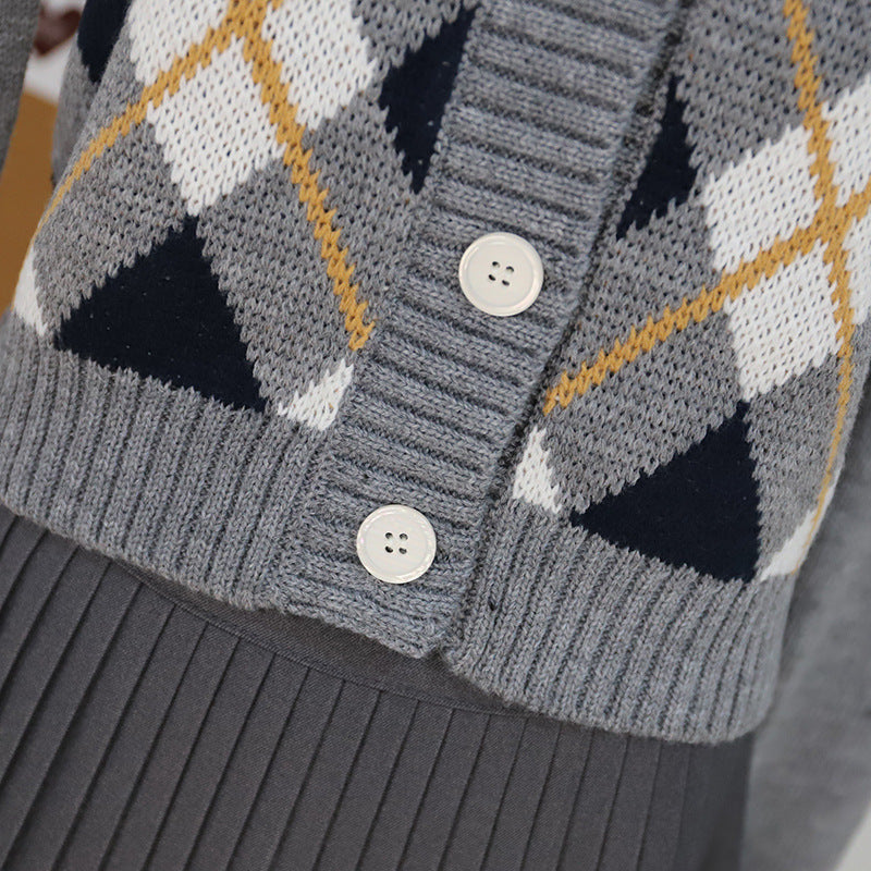 Diamond patterned short sweater
