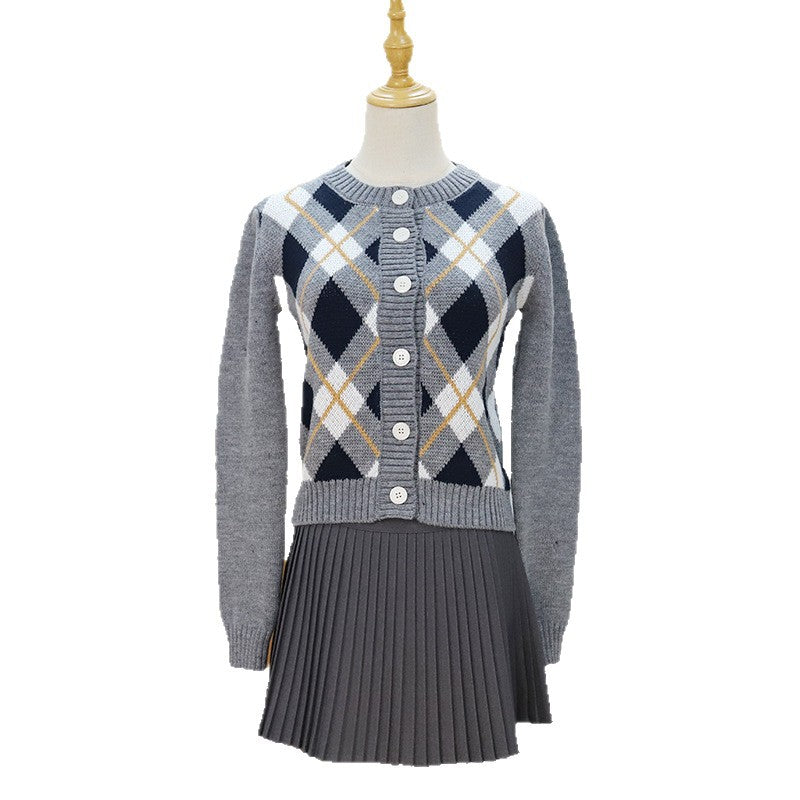 Diamond patterned short sweater
