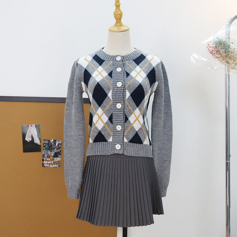 Diamond patterned short sweater
