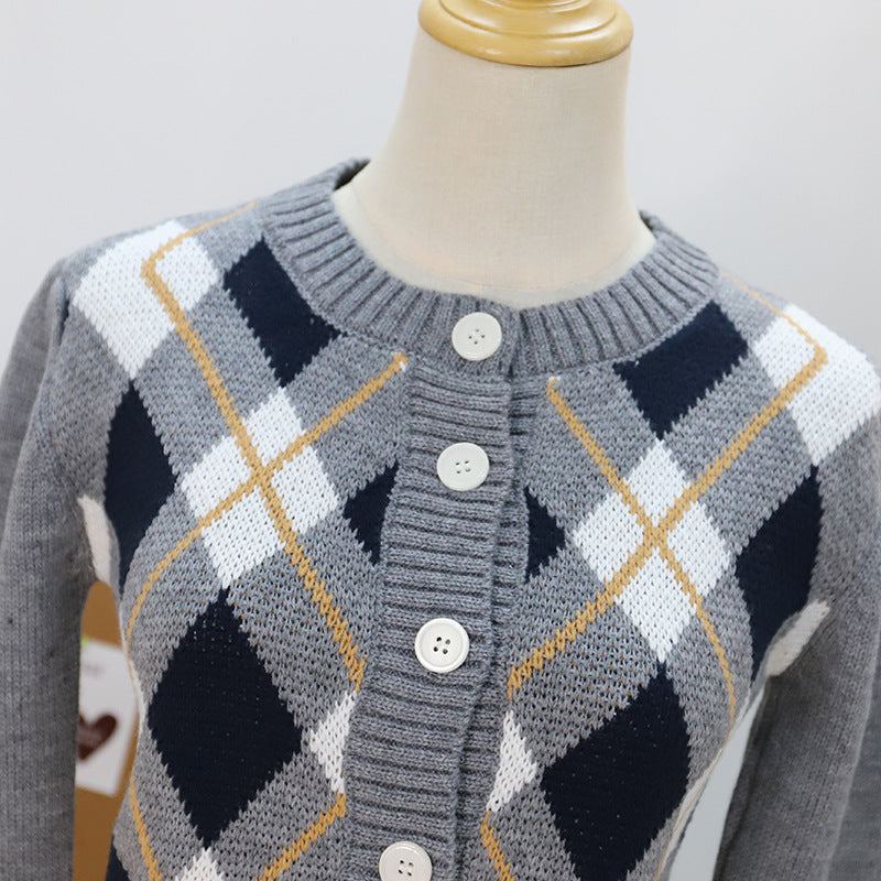 Diamond patterned short sweater